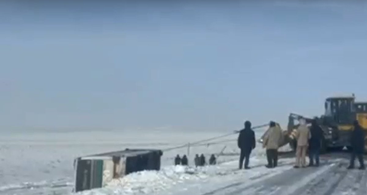 В Абайской области автобус с 17 пассажирами улетел в кювет