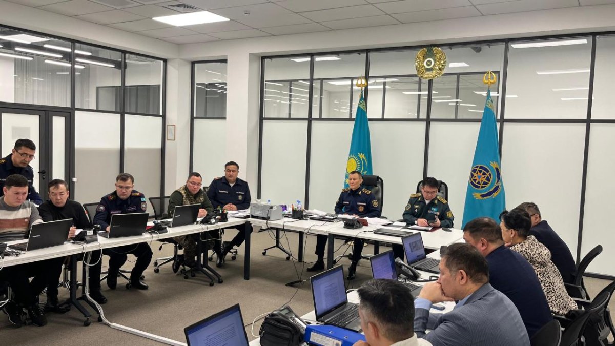 Почти 400 звонков от граждан: что происходит после землетрясения, рассказали в МЧС