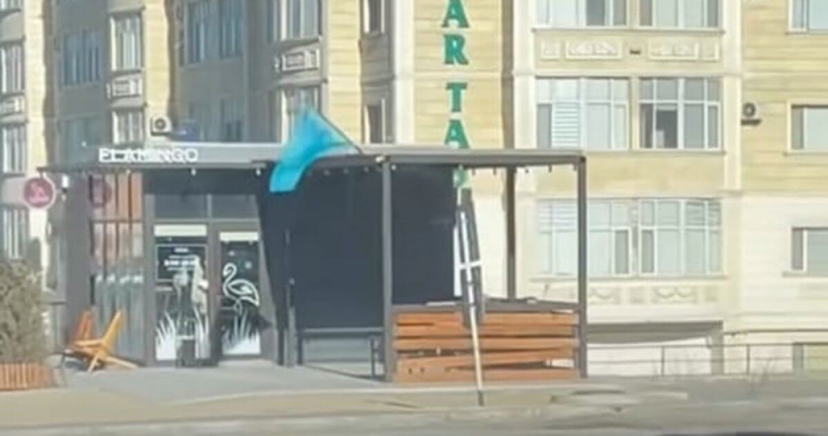 В Актау возник скандал из-за флага Казахстана