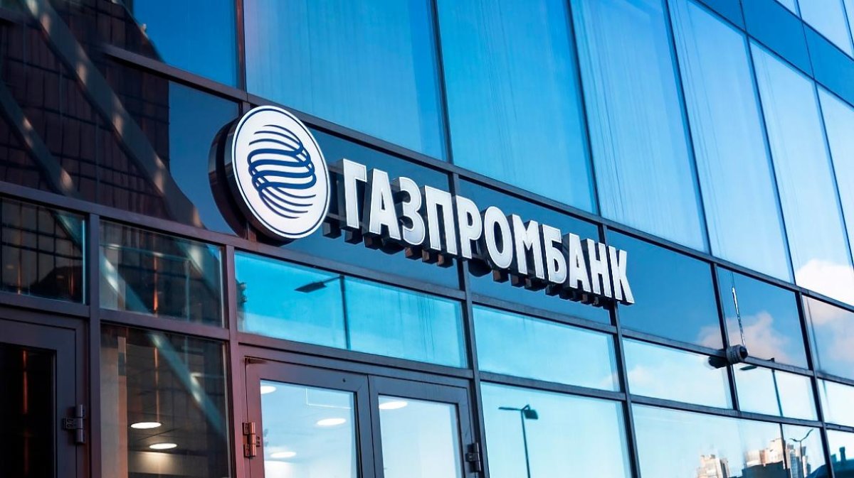 Российский банк приостанавливает переводы в тенге