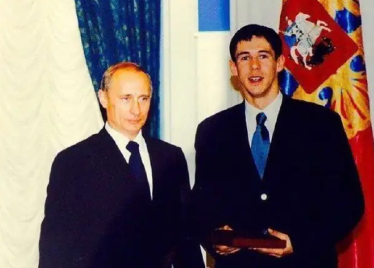 Панин хочет вернуть полученную из рук Путина награду