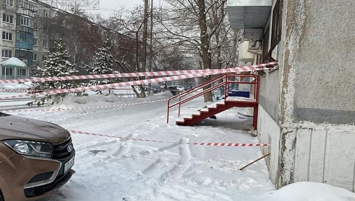 В Петропавловске крыша жилой многоэтажки частично обрушилась под тяжестью снега