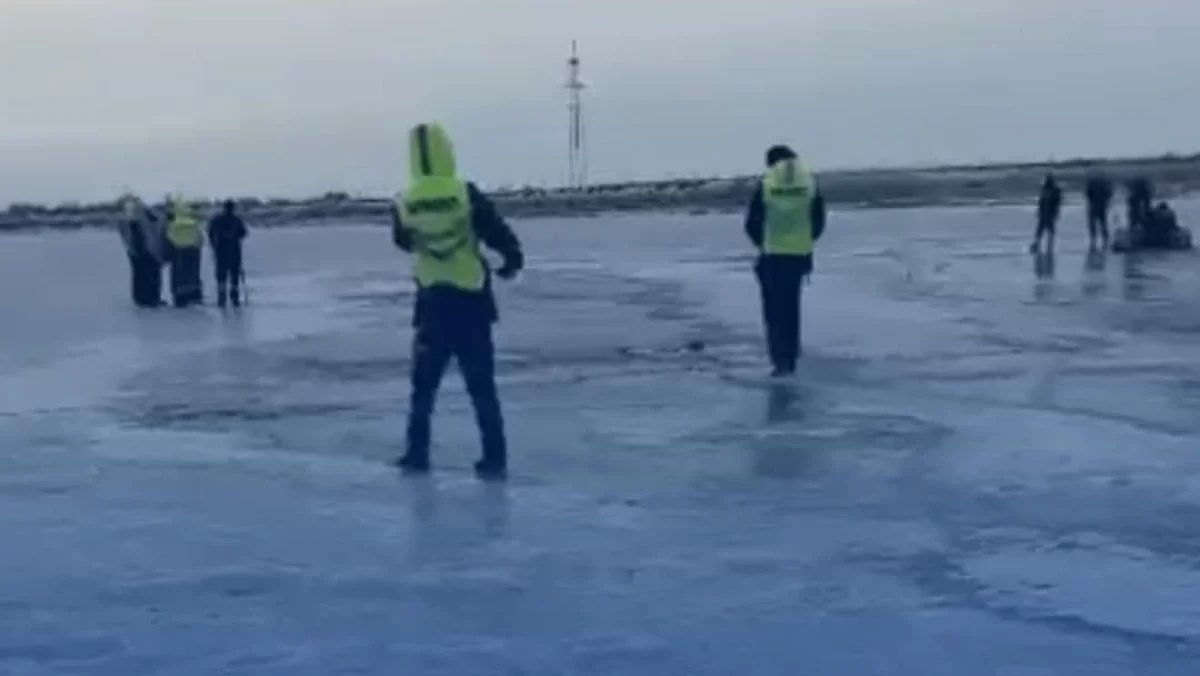 В Атырау автомобиль вместе с пассажирами ушёл под лед