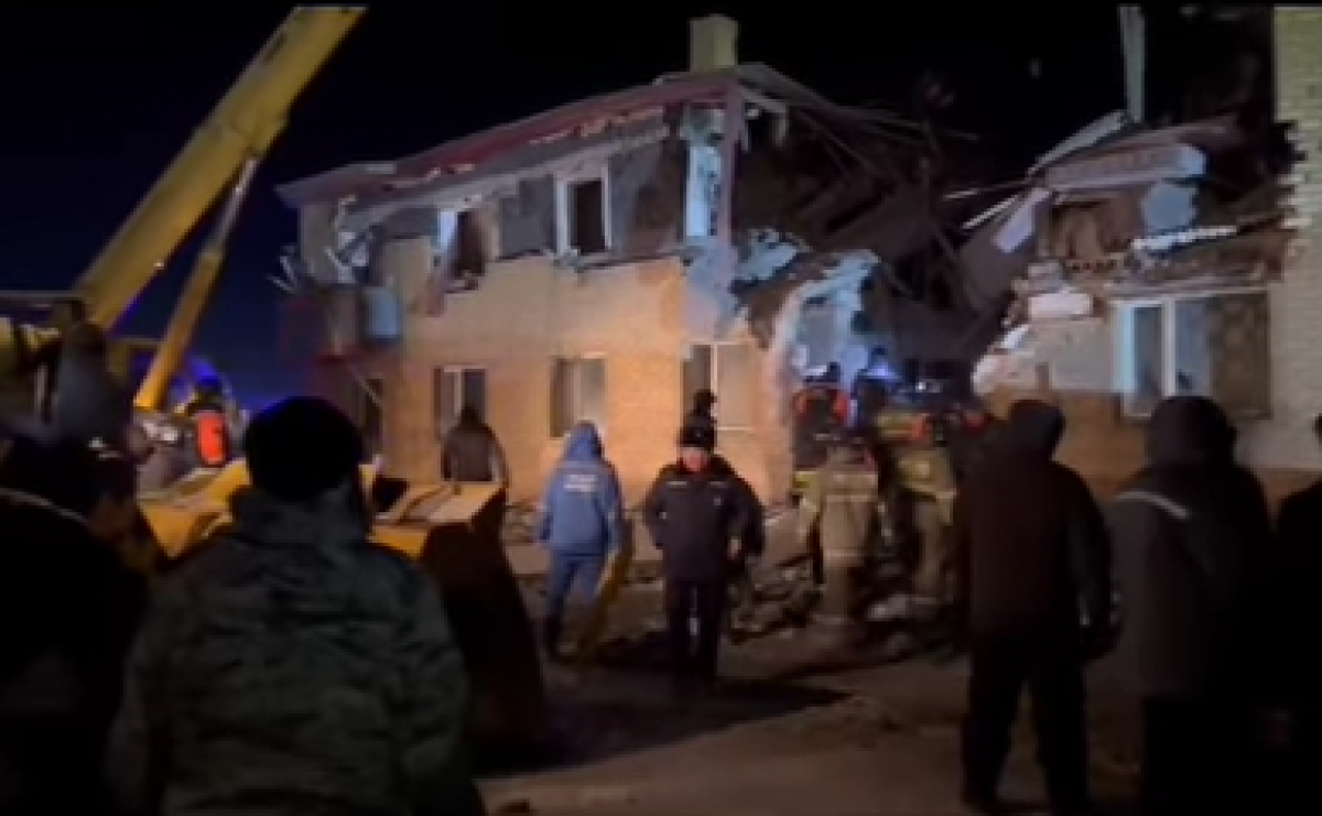 Под завалами люди: в Казахстане от взрыва разрушился жилой дом