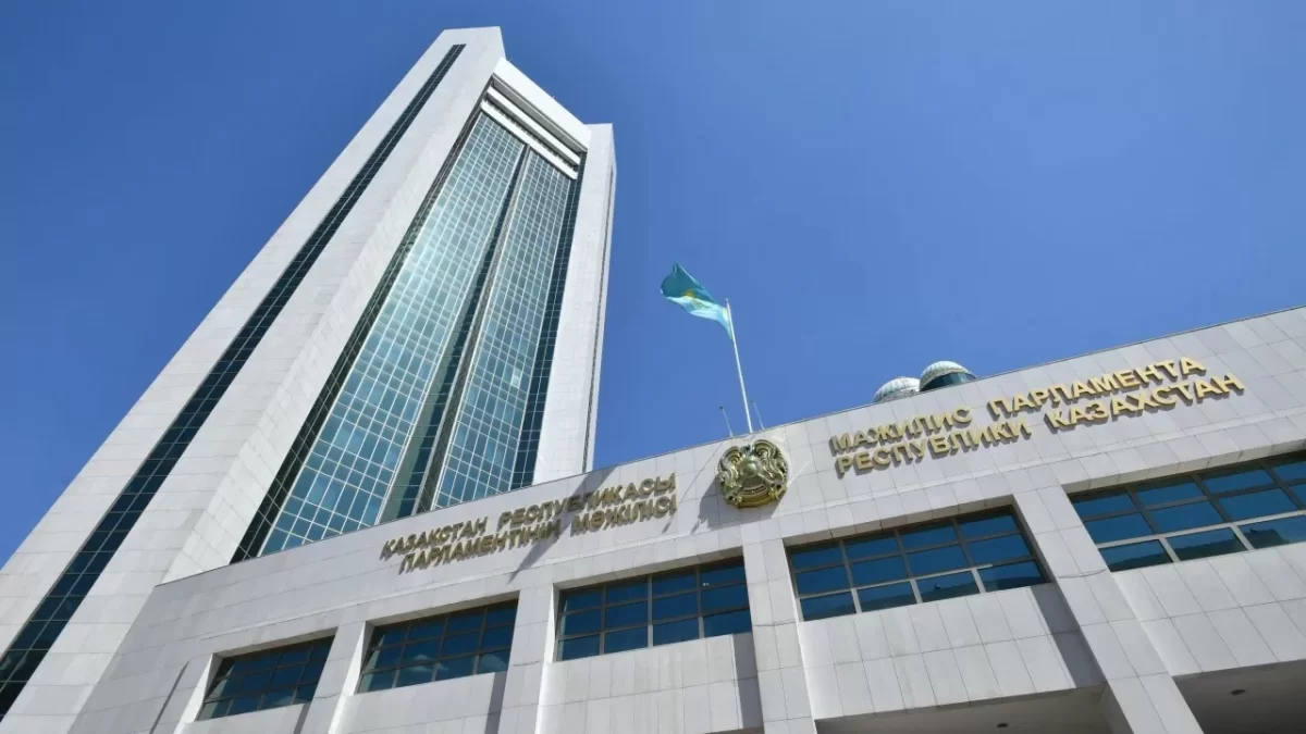 Полицейские хамят журналистам в мажилисе и правительстве: что ответил министр