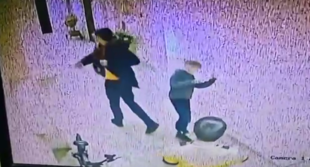 Видео шокировало Казнет: астанчанин избил детей
