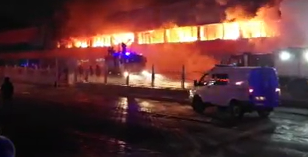 Почти 200 человек тушат пожар на крупном рынке в Семее