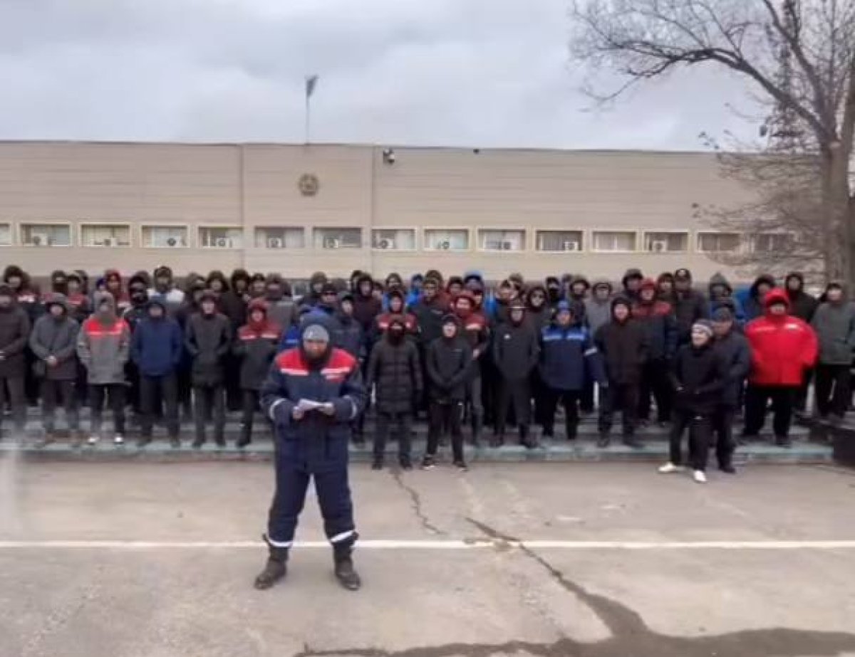 Жители Жанаозена устроили митинг у акимата города