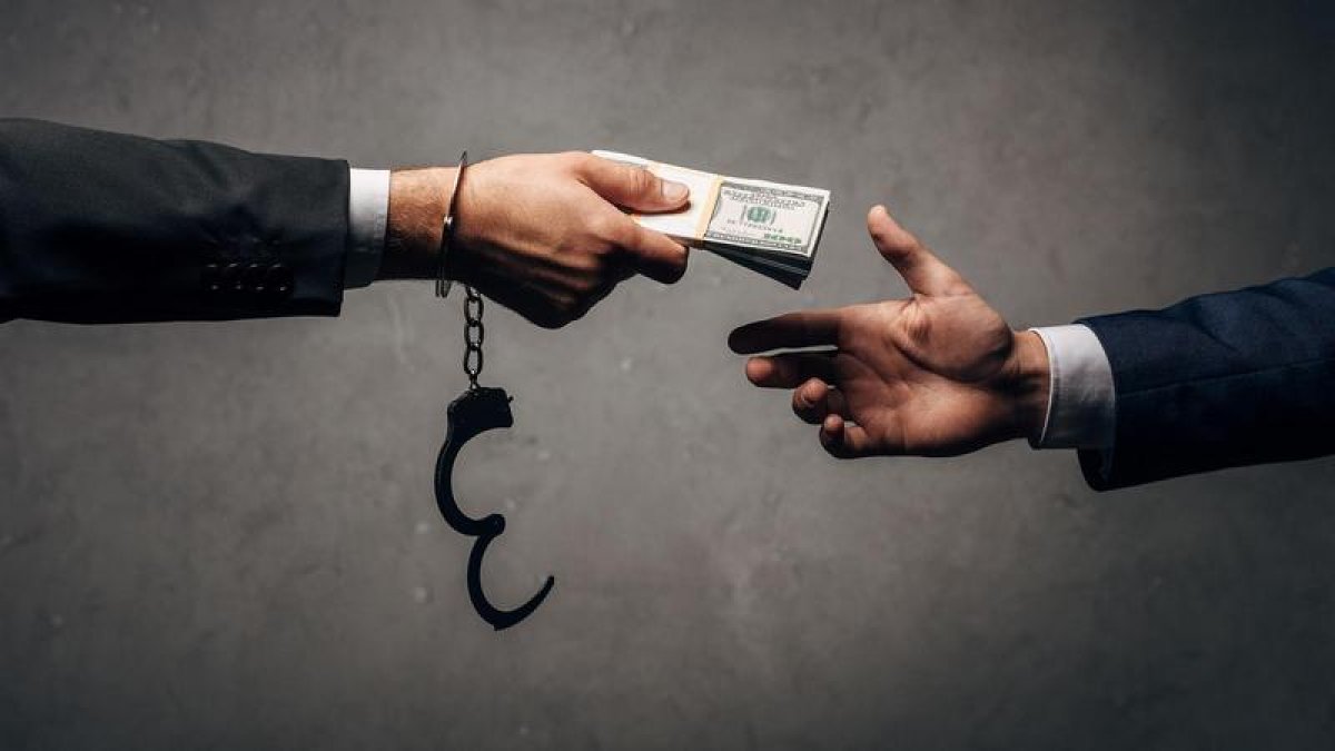 Чиновника Комитета ветеринарного контроля подозревают в получении взятки в 2,1 млн тенге
