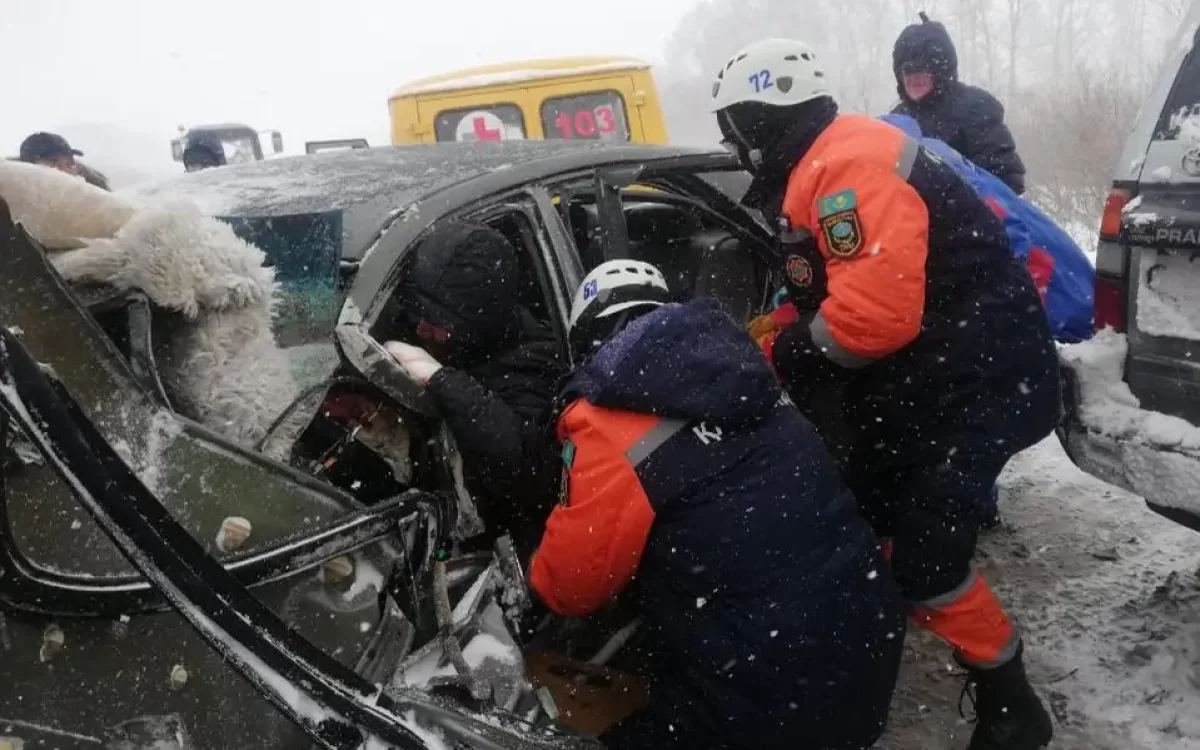 Водителя зажало в авто на трассе в Восточном Казахстане