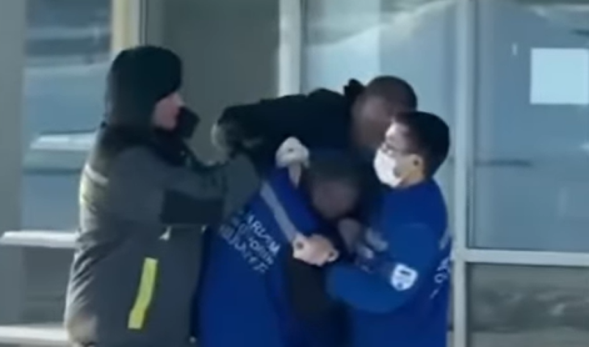 Еще одного водителя скорой помощи избили в Казахстане: шокирующее видео