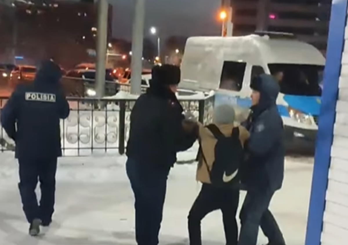 Алматинка держала листовки с пожеланием смерти Путину у Генконсульства РФ