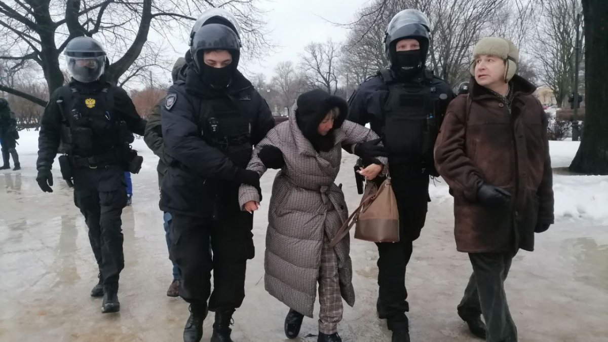 Более 300 человек задержали в России на акциях в память о Навальном