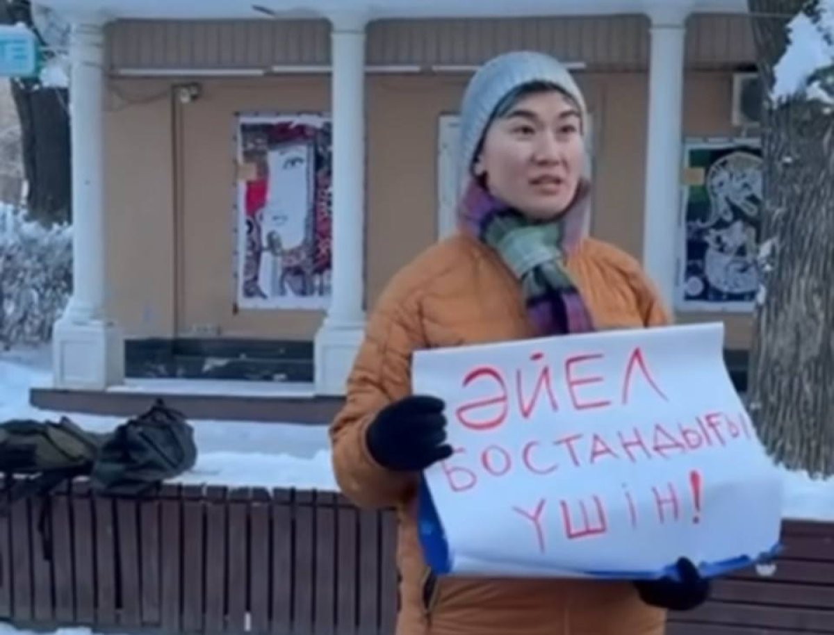 Активистка снова вышла на пикет за проведение марша 8 марта в Алматы