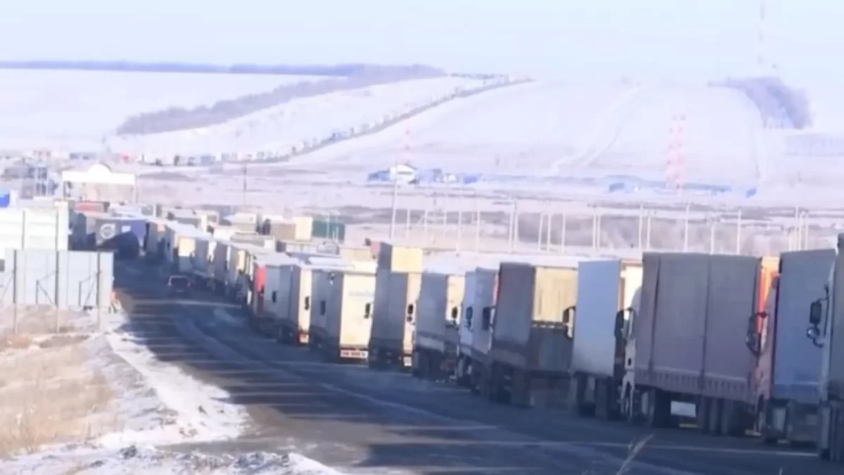 На границе с Россией образовалась многокилометровая очередь