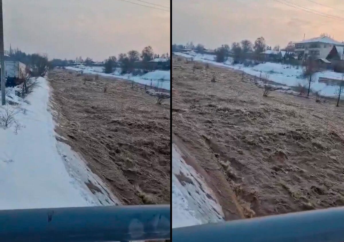 Жителей Алматинской области напугали бурные потоки грязной воды в реке