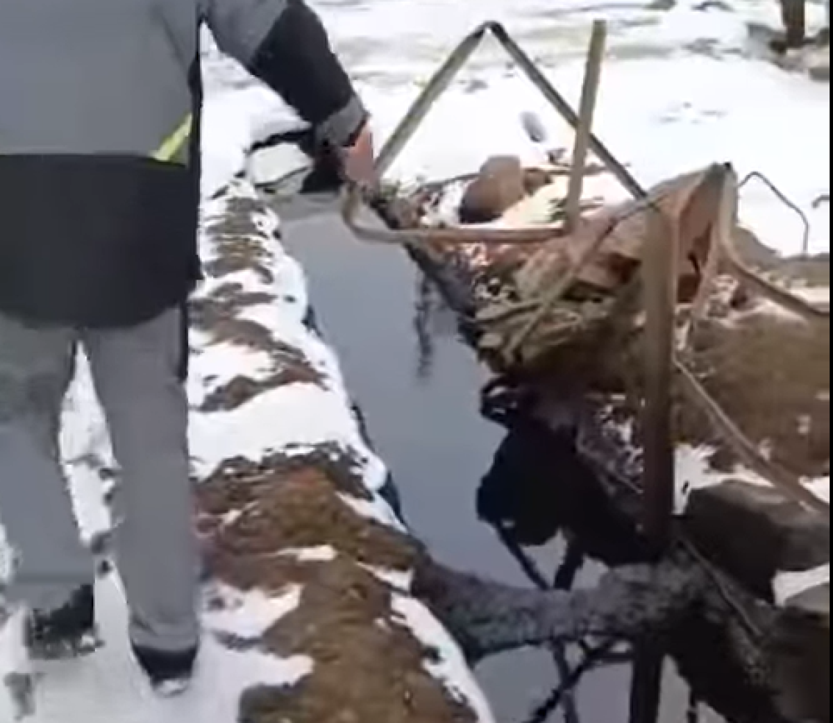 Вредные вещества выливаются в нашу среду: видео из АНПЗ шокировало Казнет