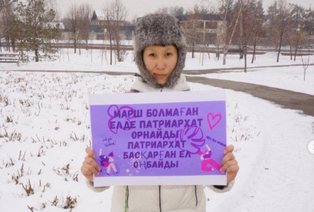 В Астане активистка вышла на пикет в поддержку алматинского марша 8 марта