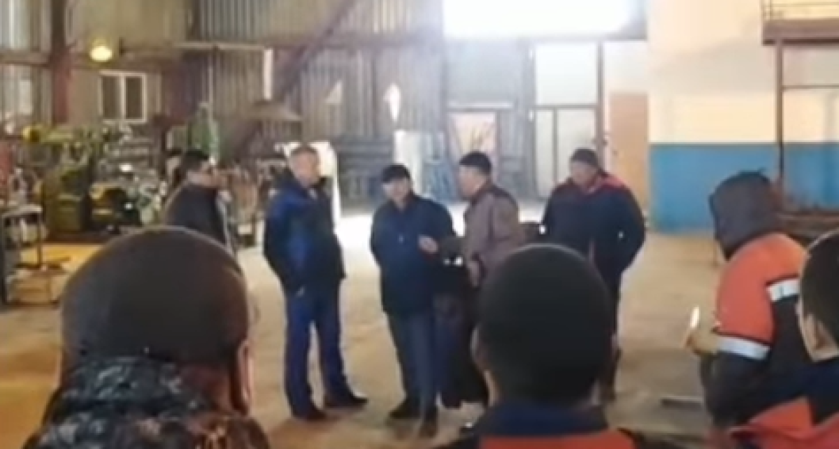 Рабочие в Мангистау устроили протест перед руководством