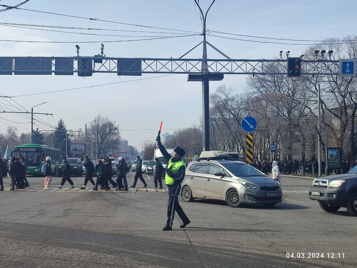Полиция на усилении, отмена занятий: аномальные пробки образовались в Алматы после землетрясения