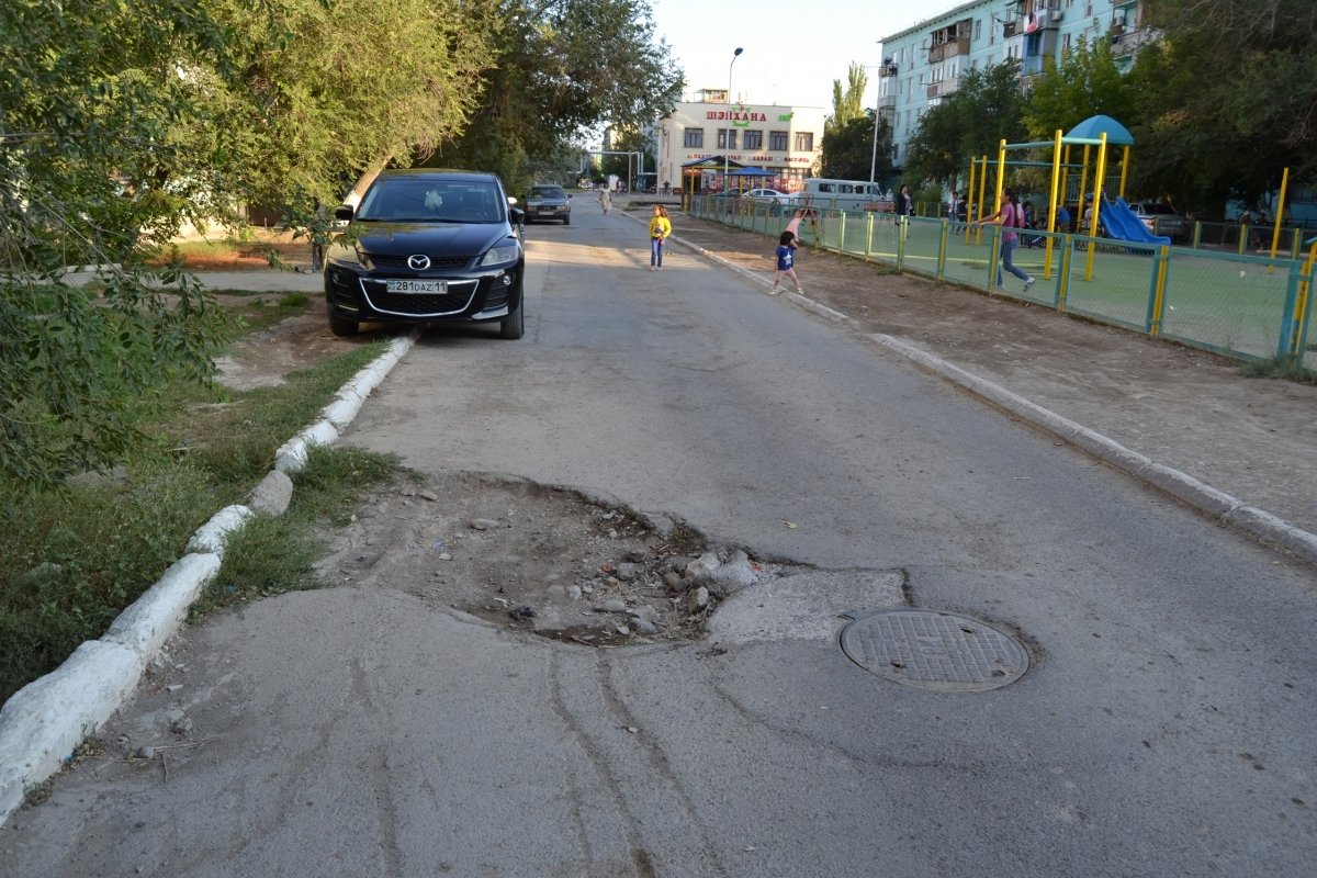 Казахстанцы недовольны: Бектенов раскритиковал акимов за плохие тротуары в городах Казахстана