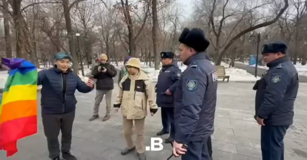 Полиция пыталась задержать активисток с радужным флагом на митинге в Алматы