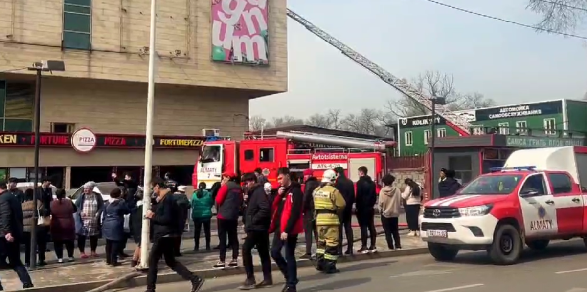 Пожар произошел в торговом центре в Алматы