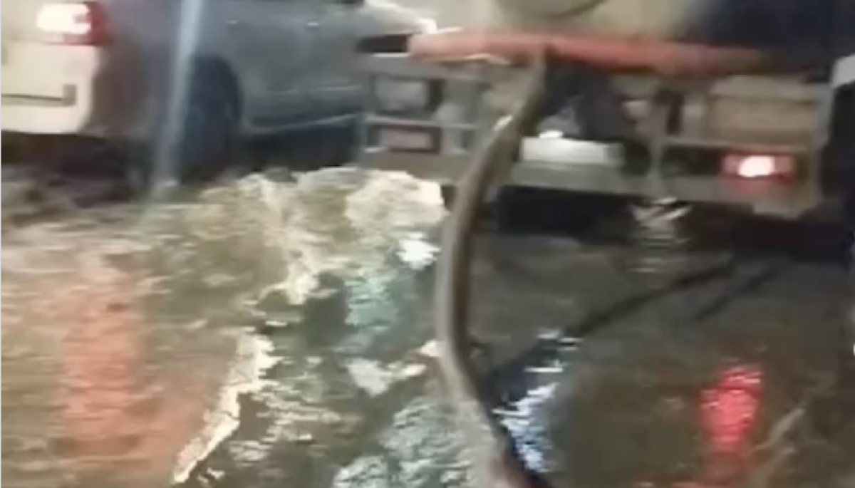 Улицы Семея залили талые воды
