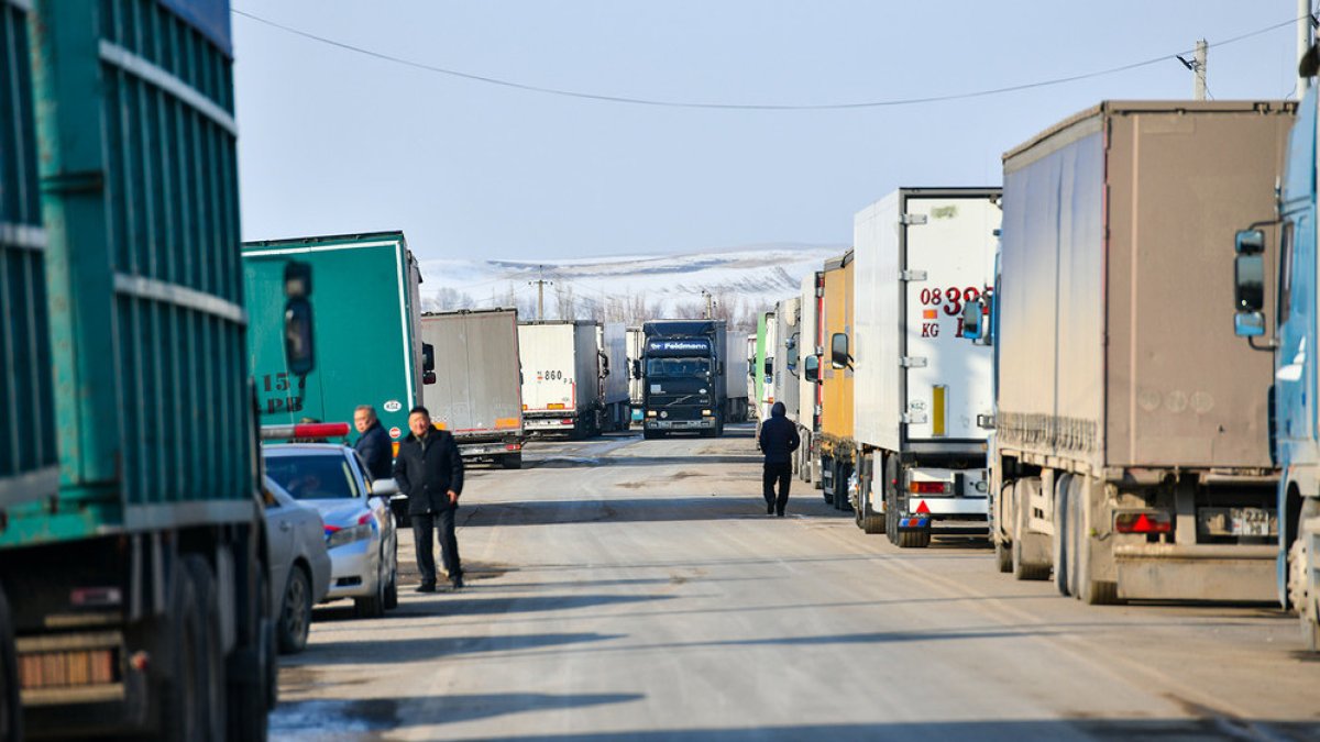 На границе Казахстана с Кыргызстаном опять образовались очереди