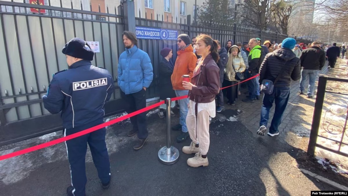 Полдень против Путина: полторы тысячи россиян пришли в Генконсульство в Алматы