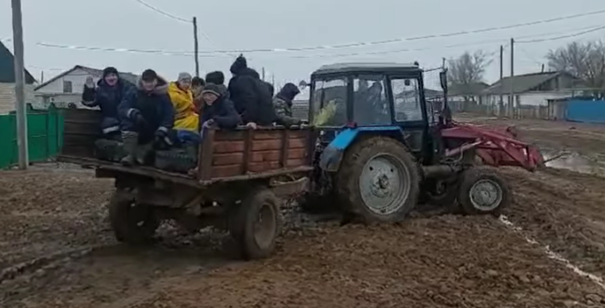 Школьники добирались на экзамен на тракторе в ЗКО: как наказали чиновников