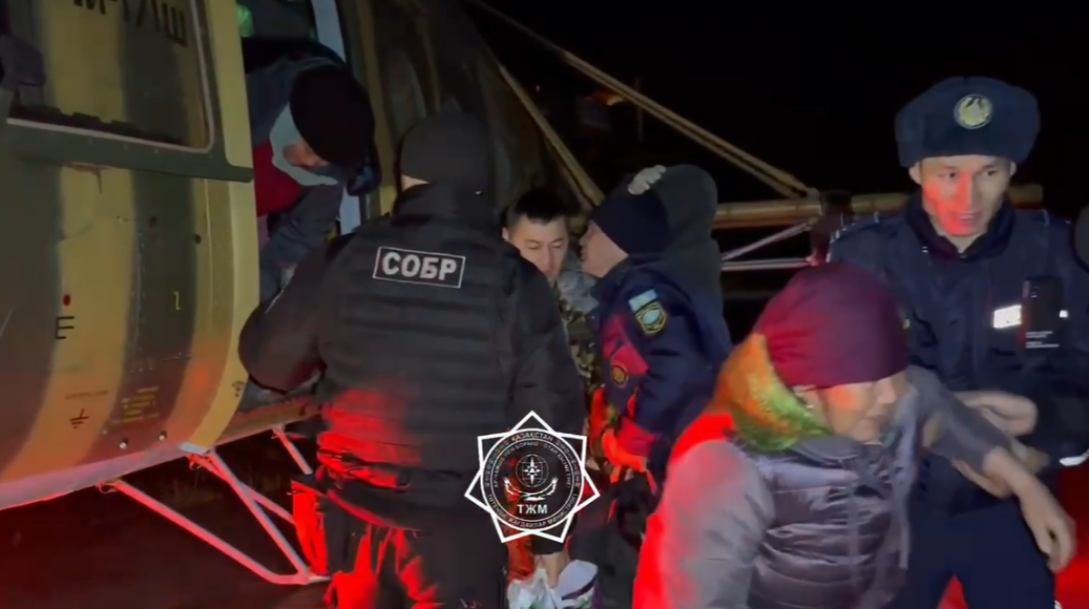 Паводки в Казахстане: авиацию привлекли для спасения жителей сел