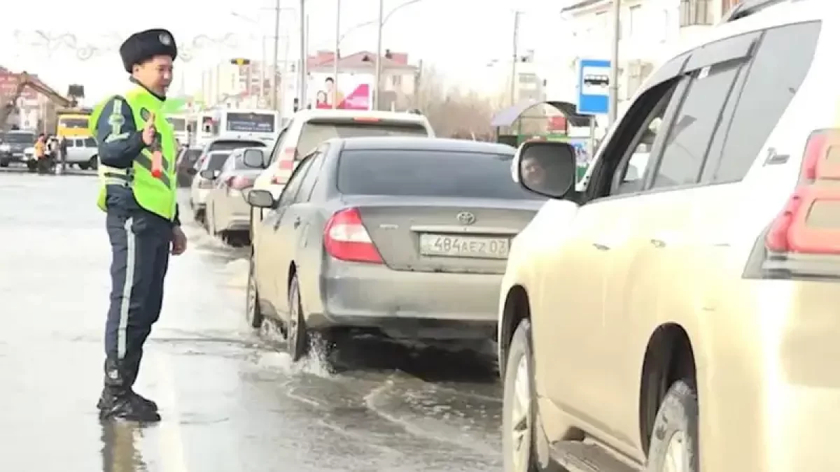 В Казахстане закрывают дороги в целях безопасности