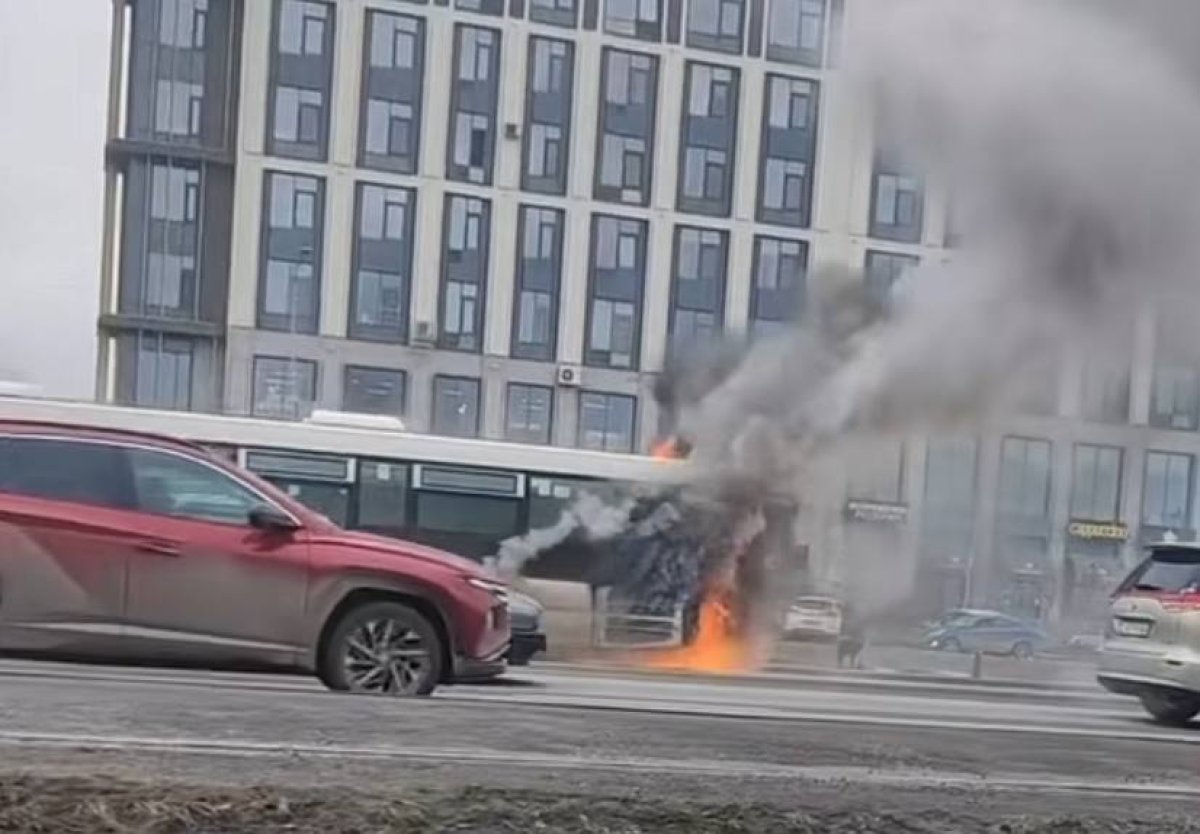 Автобус загорелся в Астане (видео)