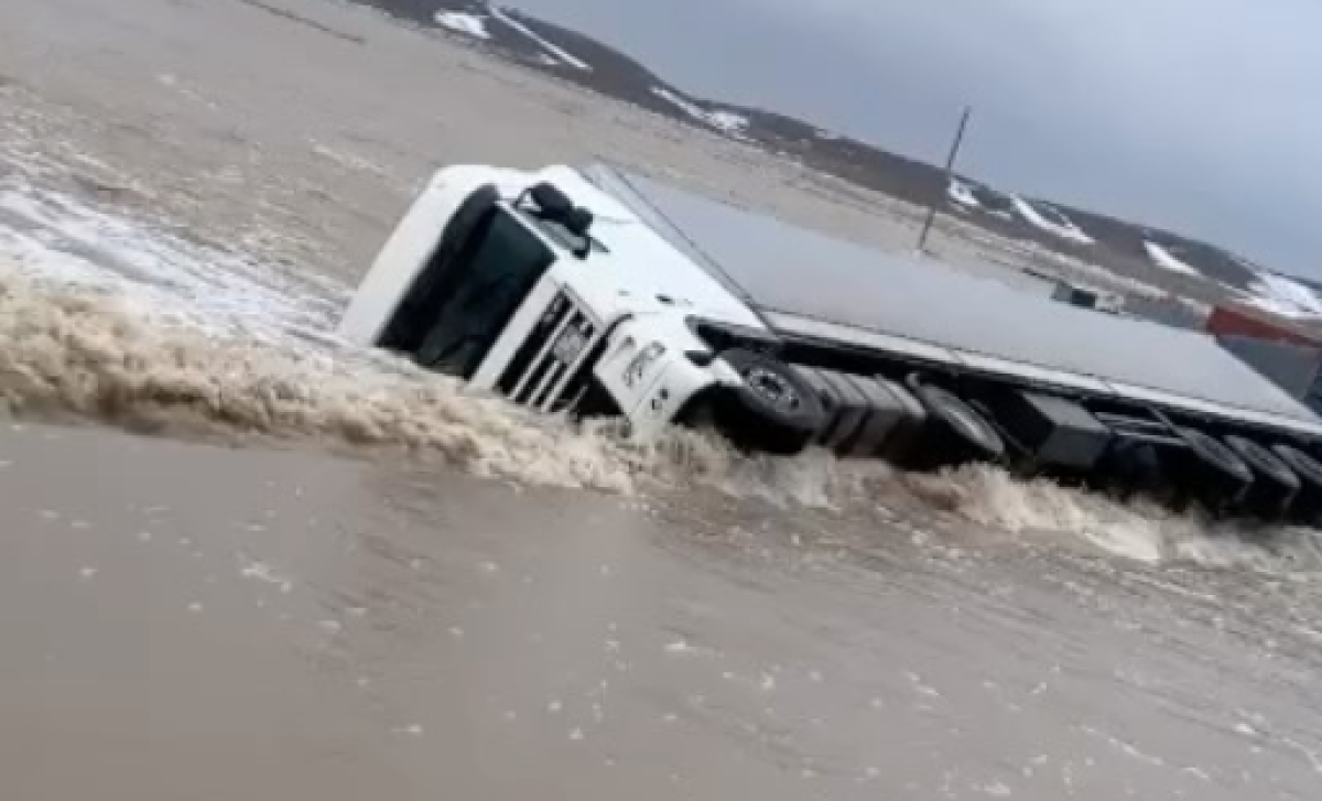 На трассе Карагандинской области вода снесла грузовик с трассы