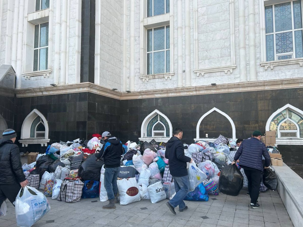 Жители Астаны собирают грузовики с помощью для пострадавших от паводков регионов