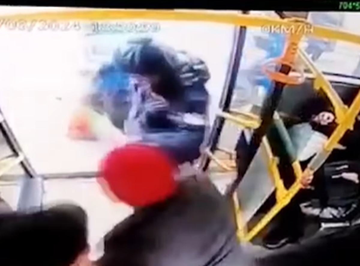 Видео шокировало Казнет: в Астане набросились на контролера автобуса