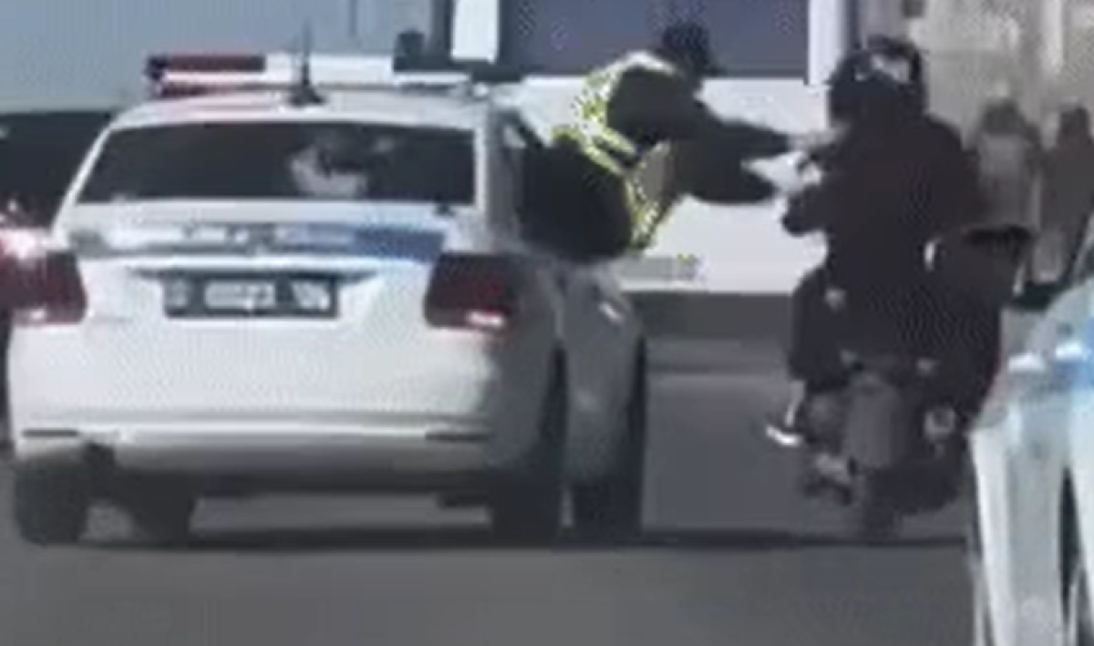 В Атырау полицейские на ходу сбили мопедиста