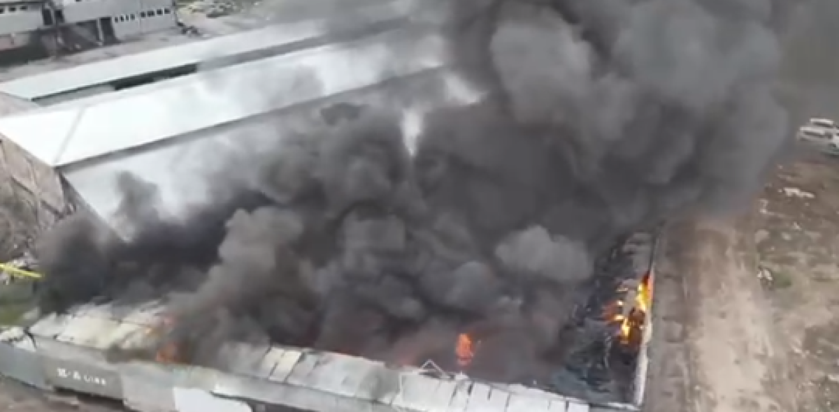 Крупный пожар возник на складах под Алматы