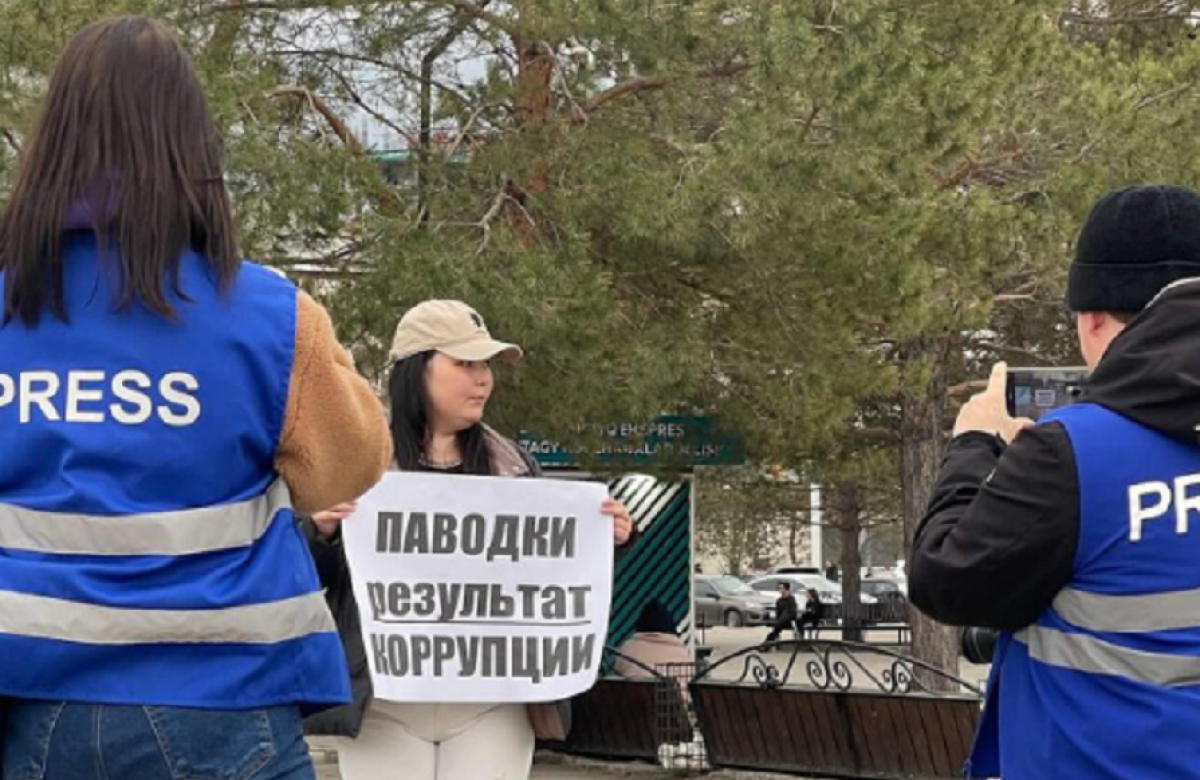 Результат коррупции: активистка вышла на пикет в Костанае из-за паводков в Казахстане