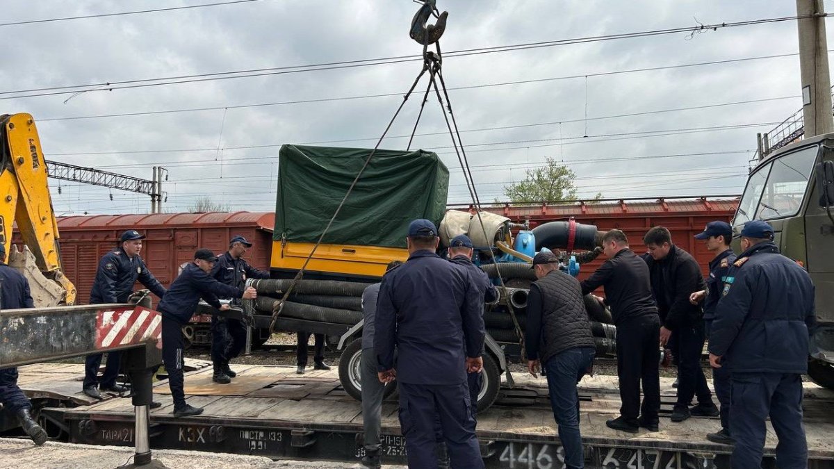 Паводки в Казахстане: в борьбе со стихией задействовали больше 34 тысяч человек