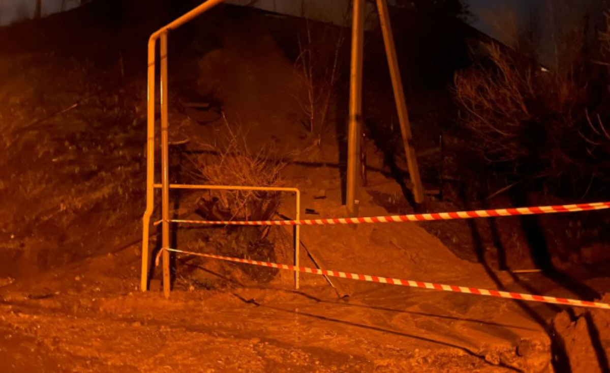 Угроза оползня появилась в Алматы после схода оплывины около жилого дома