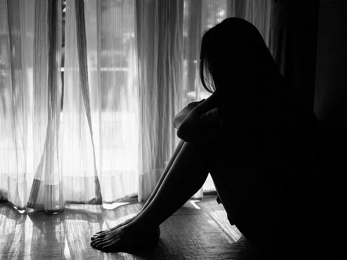 Доведение до самоубийства: 18-летняя казахстанка упала с пятого этажа и выжила