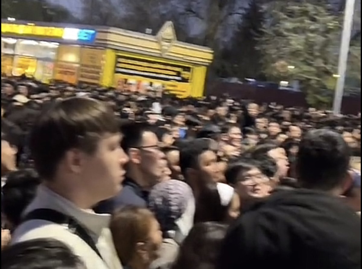 Скандал на матче "Кайрат" - "Актобе": болельщиков с билетами не впустили в стадион