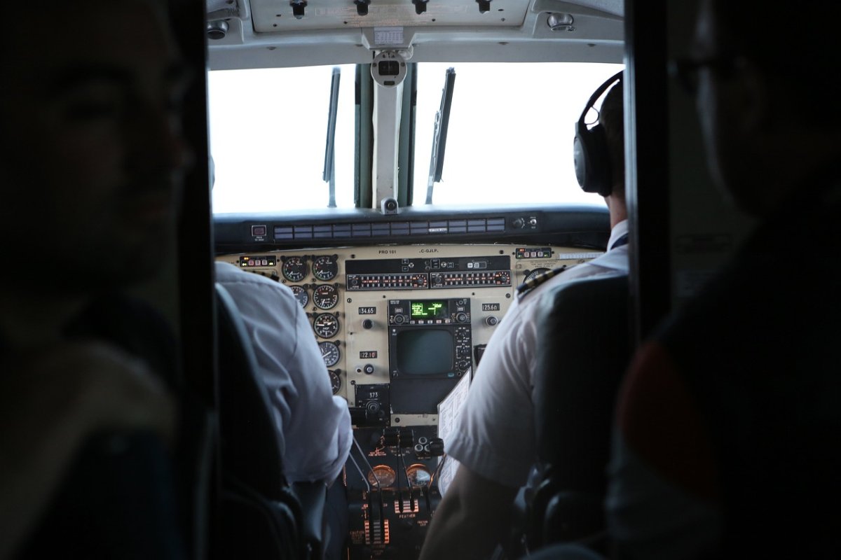 Пилота Air Astana задержали в наркотическом опьянении в аэропорту Алматы