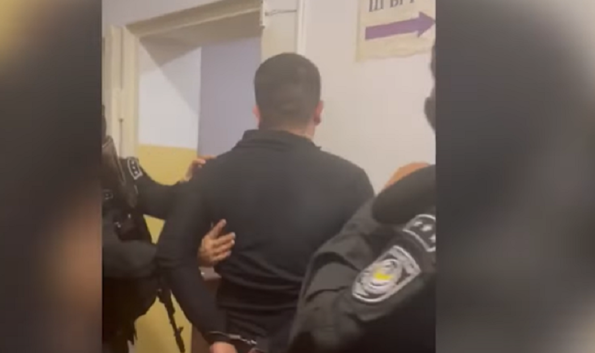 Выдавали себя за сотрудников полиции: в Шымкенте задержали вымогателей