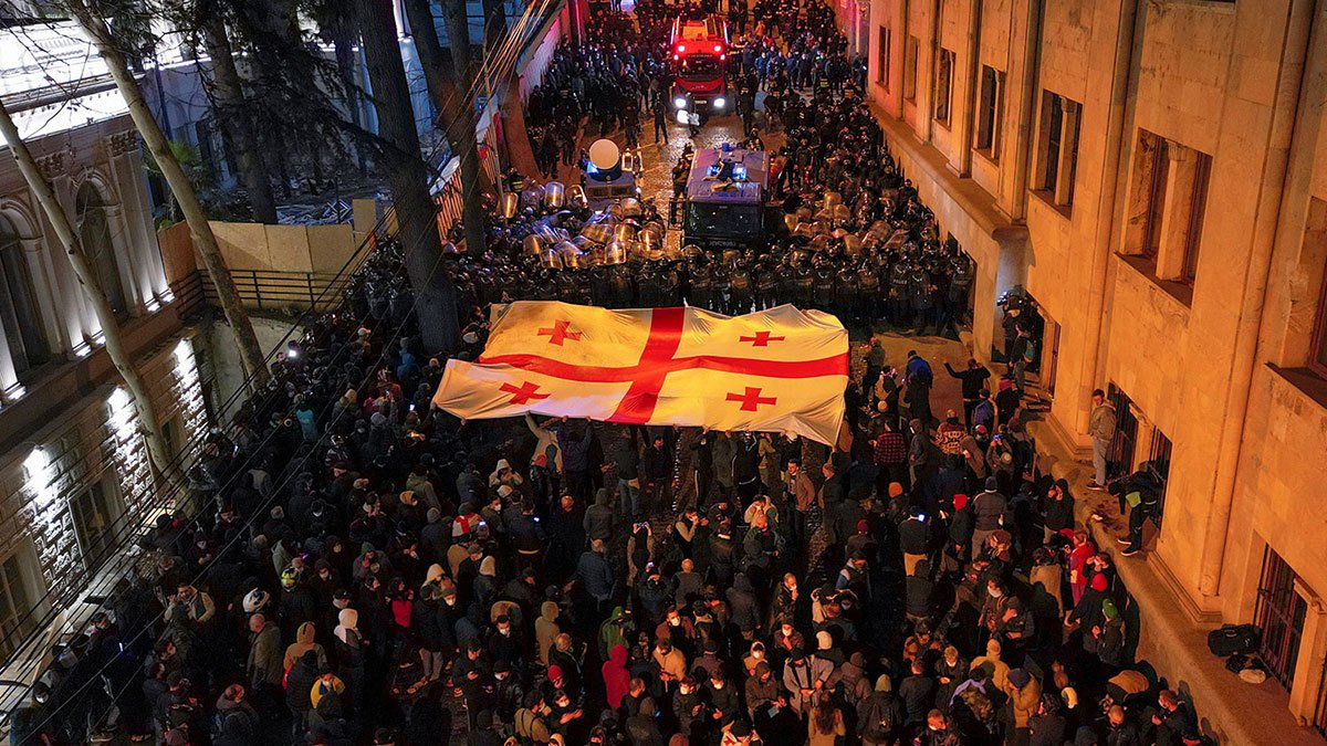 Протесты в Тбилиси: полиция избила главу оппозиционной партии