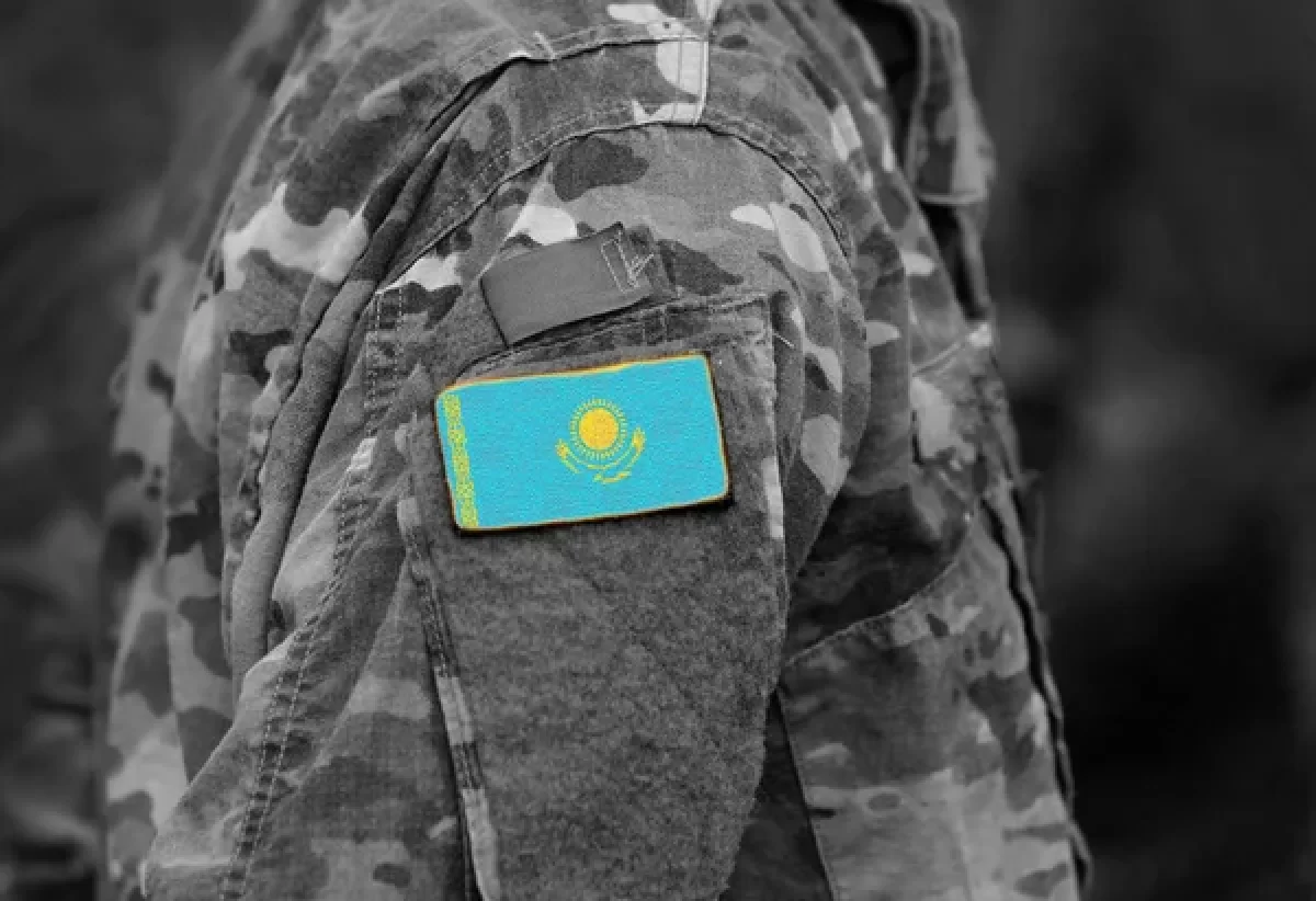 Угрожает стрелять: в Атырау напуганы слухами о сбежавшем солдате с оружием