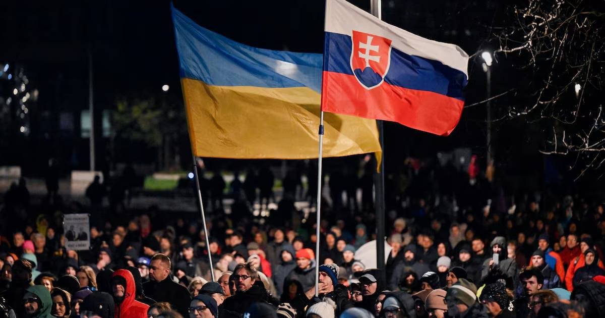 Не согласные с политикой властей словаки собрали деньги на 2700 снарядов для Украины