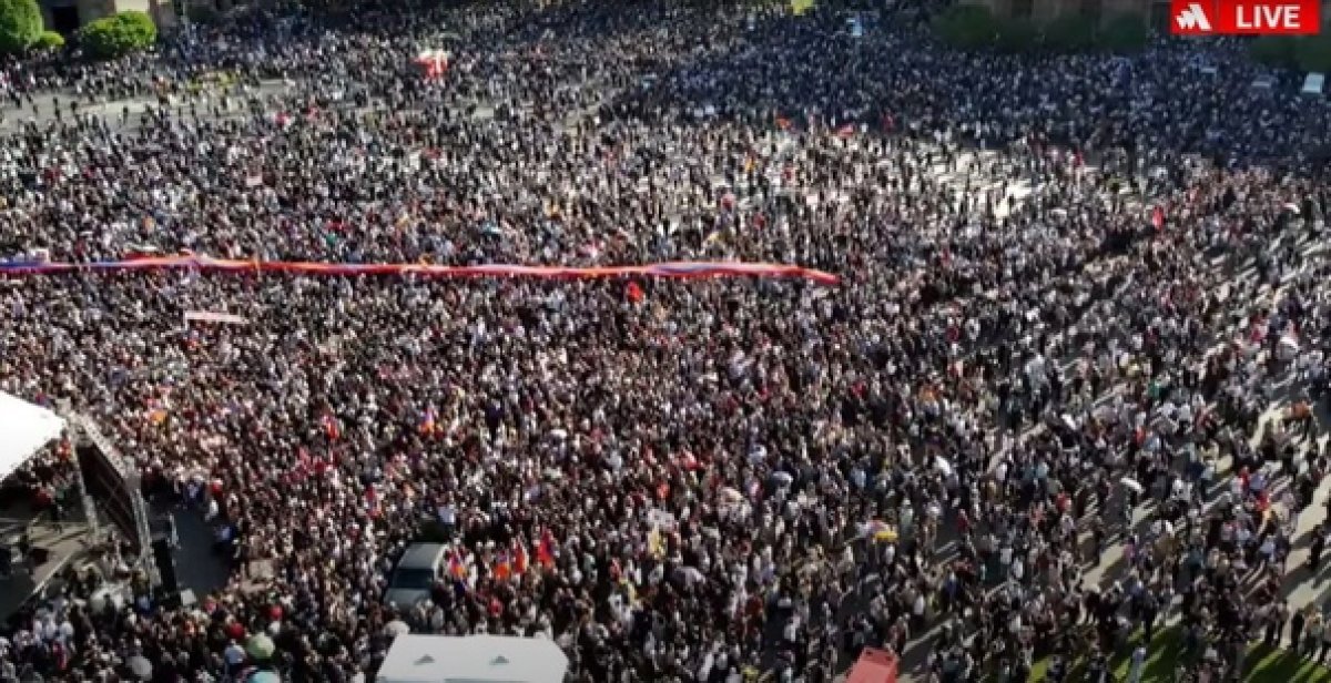 Митинг в Армении: КАМАЗ въехал в толпу протестующих